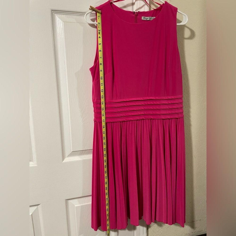 Gorgeous pink dress fit and flare with pleated skirt Size 14 - Picture 3 of 5